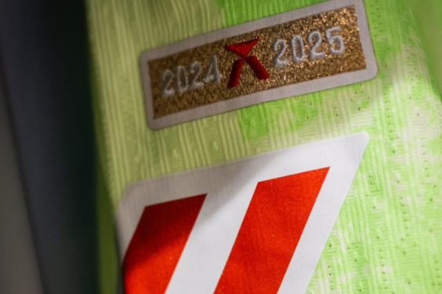 开云下载-巴萨球衣右袖处新增一金色标志，马卡：此为卫冕冠军的徽标