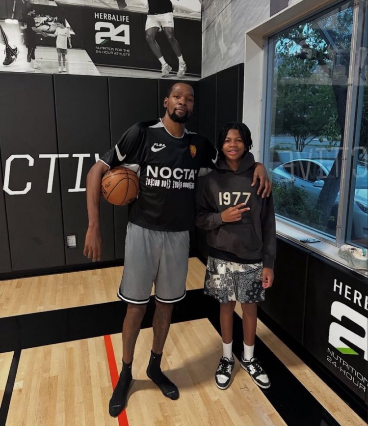 美媒晒杜兰特与球迷合照 左手拇指已无护具 脚相当长