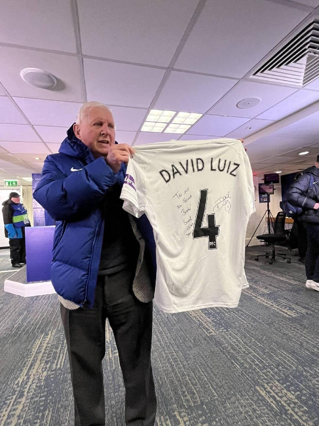 开云登录网址入口-大卫-路易斯送签名球衣给退休员工,后者为切尔西工作了56年