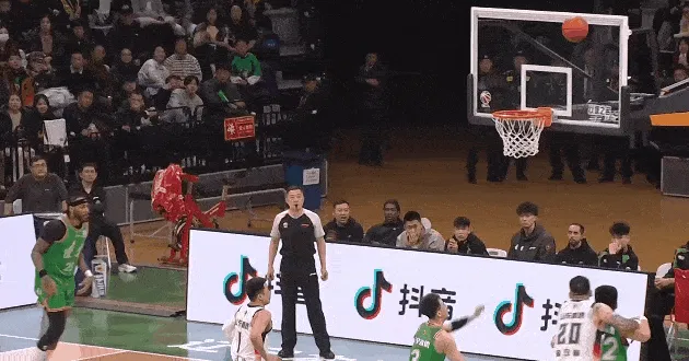 赵继伟抢篮板造成高诗岩犯规,随后两罚全中辽宁反超山东